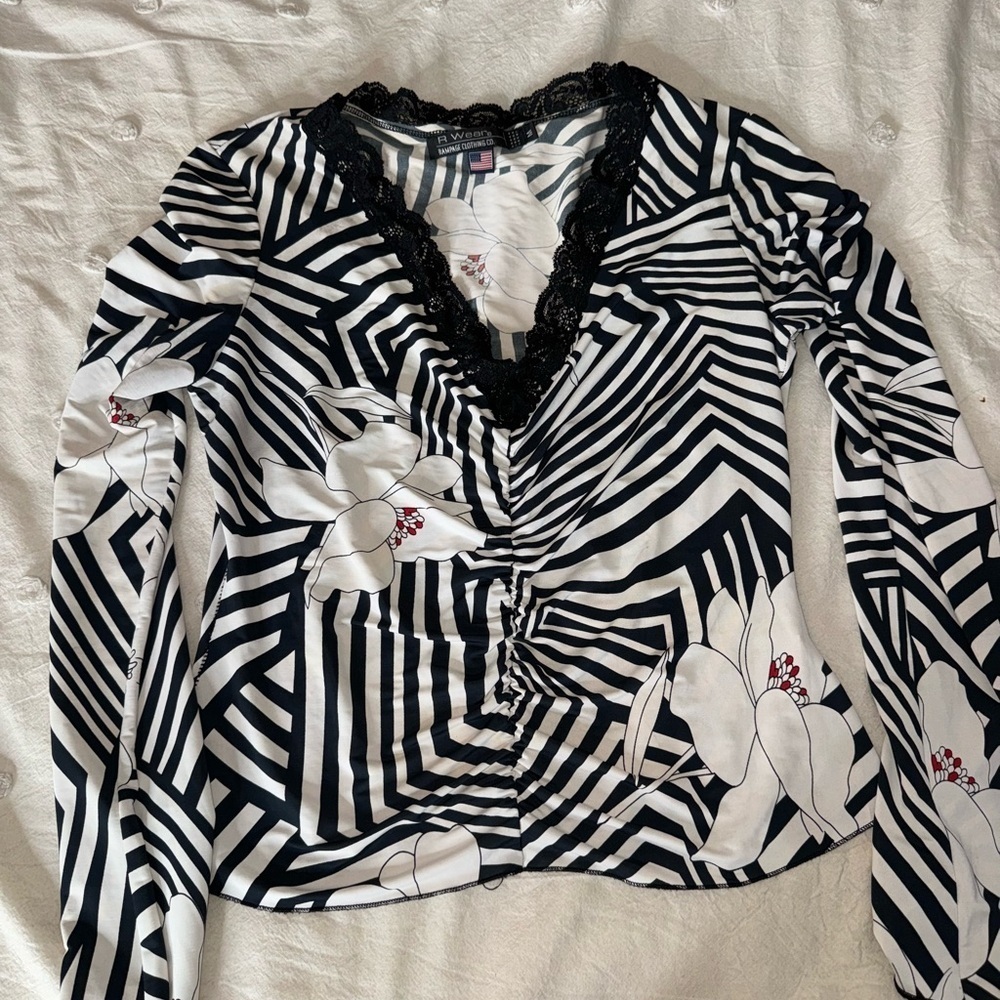 Ladies blouse. Size medium. - Picture 2 of 4
